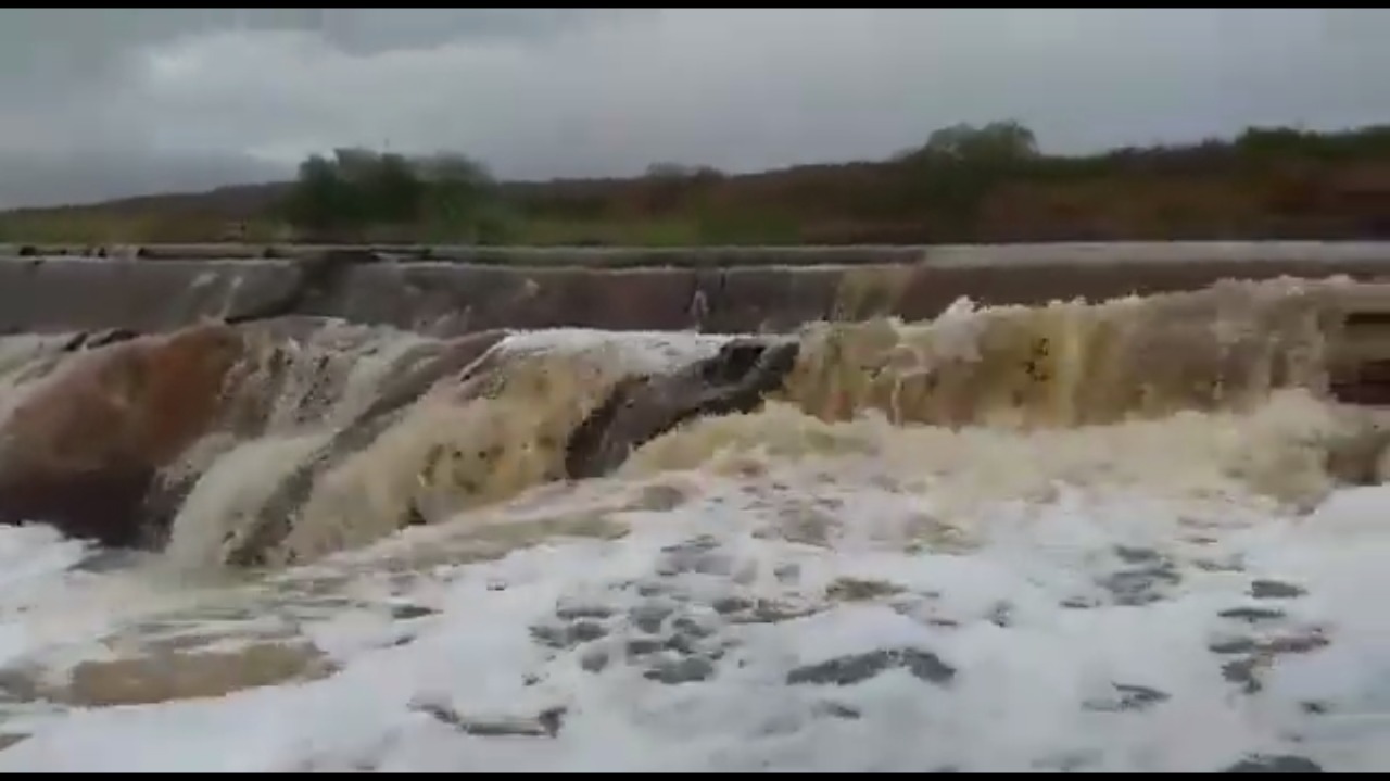 VÍDEO: Chuvas provocam a sangria de barragem entre São João do Sabugi e Caicó