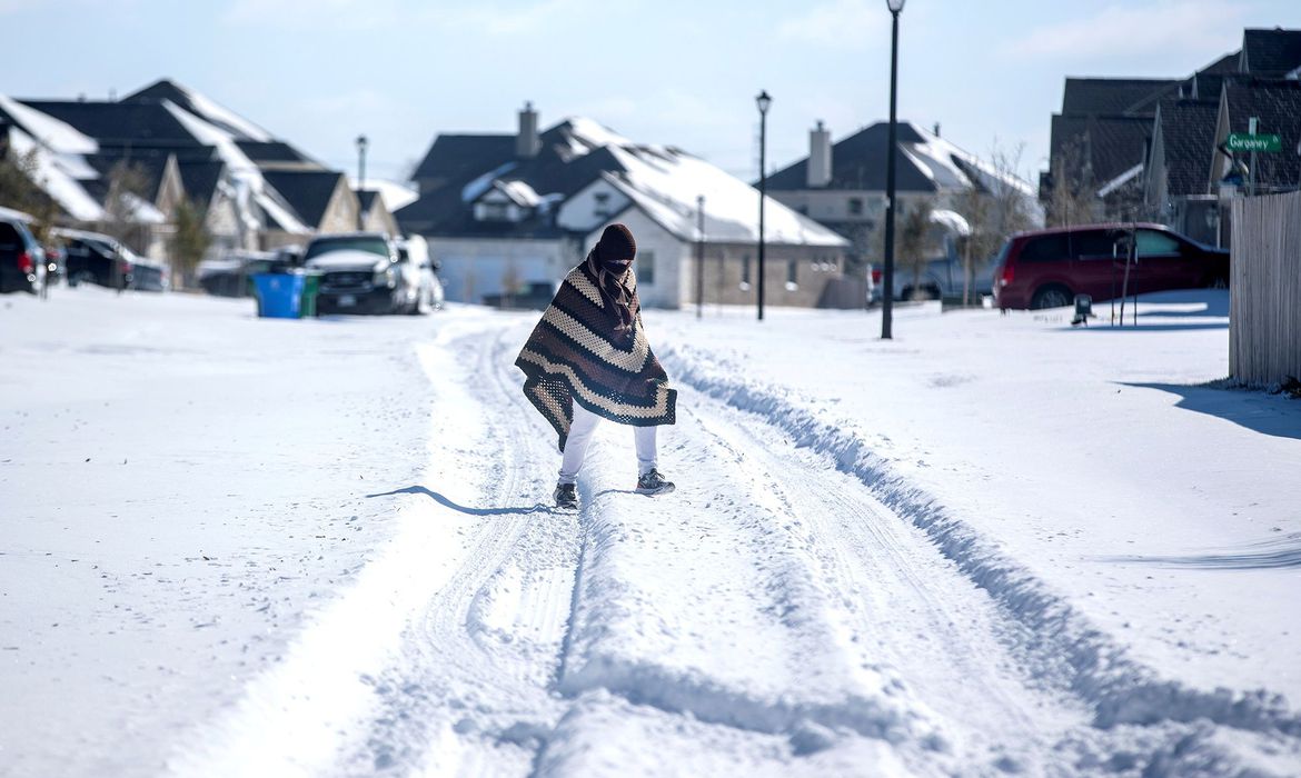 Tempestade de neve atinge os Estados Unidos; milhões estão sem eletricidade