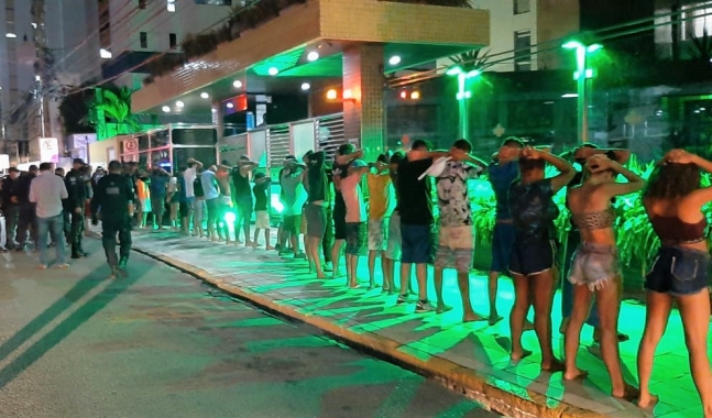 Polícia aborda grupo de mais de 150 pessoas que fazia baderna em Natal