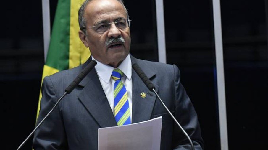 Senador flagrado com dinheiro nas cueca volta ao mandato