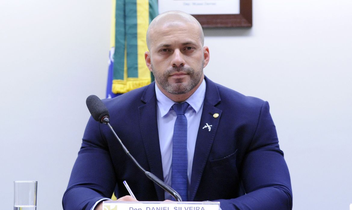 Alexandre de Moraes determina bloqueio de redes sociais de Daniel Silveira