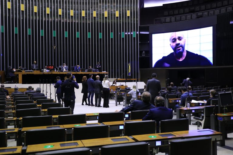 Deputado Daniel Silveira pede desculpas pelo vídeo que o levou à prisão