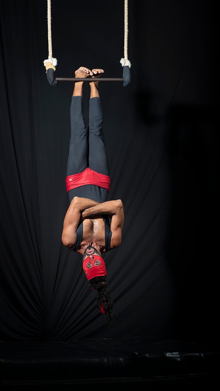 Live O Misterioso Mascarado apresenta acrobacias no trapézio e muita diversão