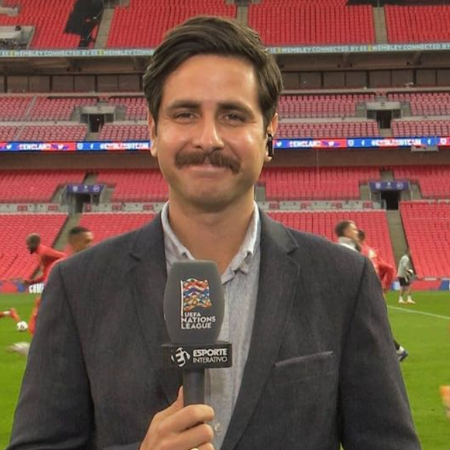 Repórter brasileiro arranca elogios de Guardiola: 'Seu bigode é sexy'