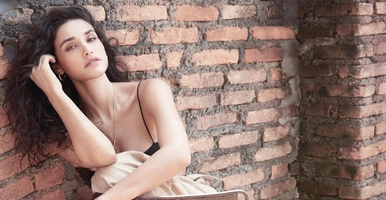 Atriz global esbanja beleza ao posar sem roupa na praia: ''Perfeição''