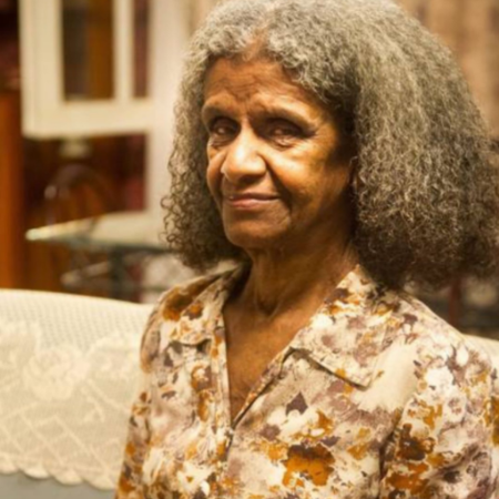 Atriz que ficou famosa em 'Pé na Cova' morre aos 82 anos