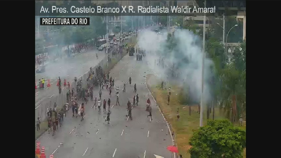 VÍDEO: PM usa bombas para dispersar aglomeração antes de Fla x Inter