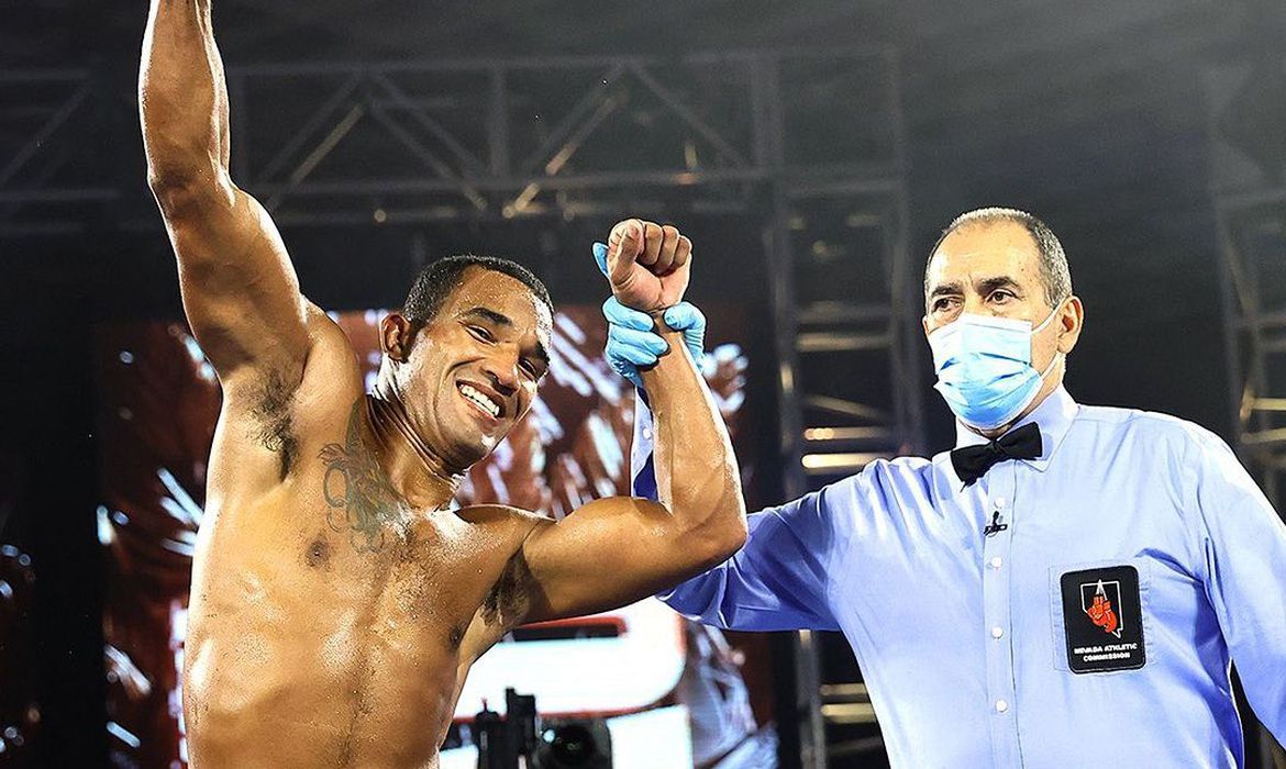 Boxe: Brasileiro que nunca perdeu na carreira conquista mais uma vitória