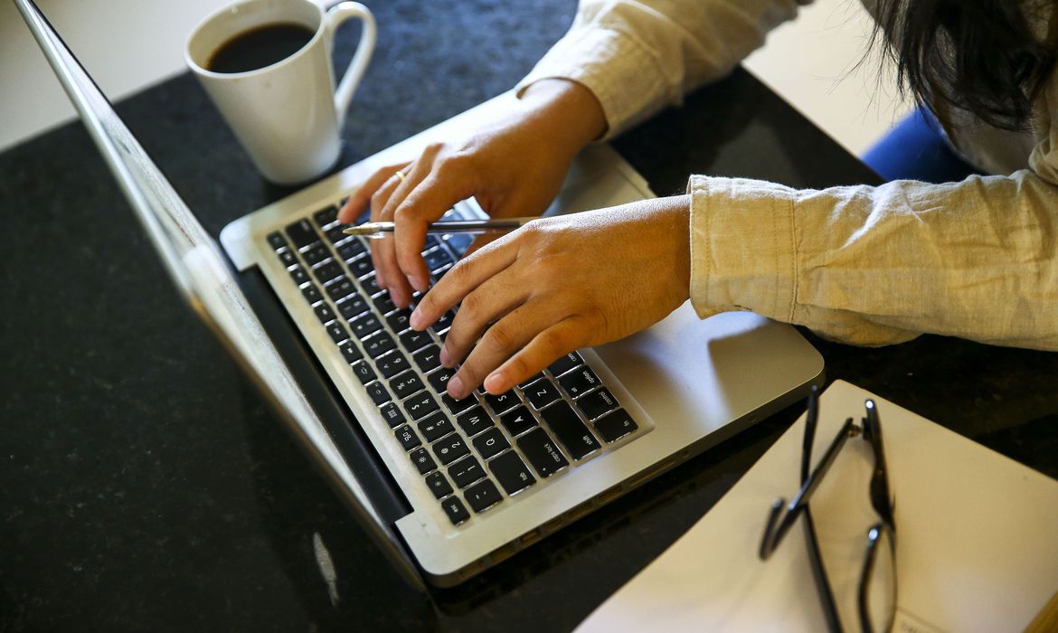OIT: trabalho digital cresce 5 vezes e ameaça direitos trabalhistas
