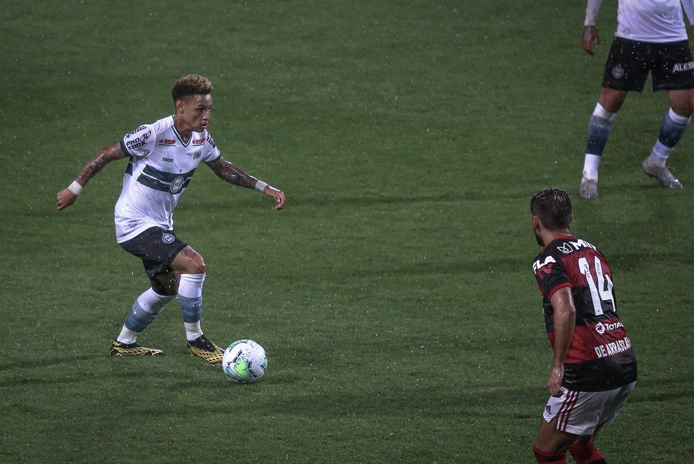Jovem erra número ao fazer depósito e transfere R$ 1 mil para jogador de futebol