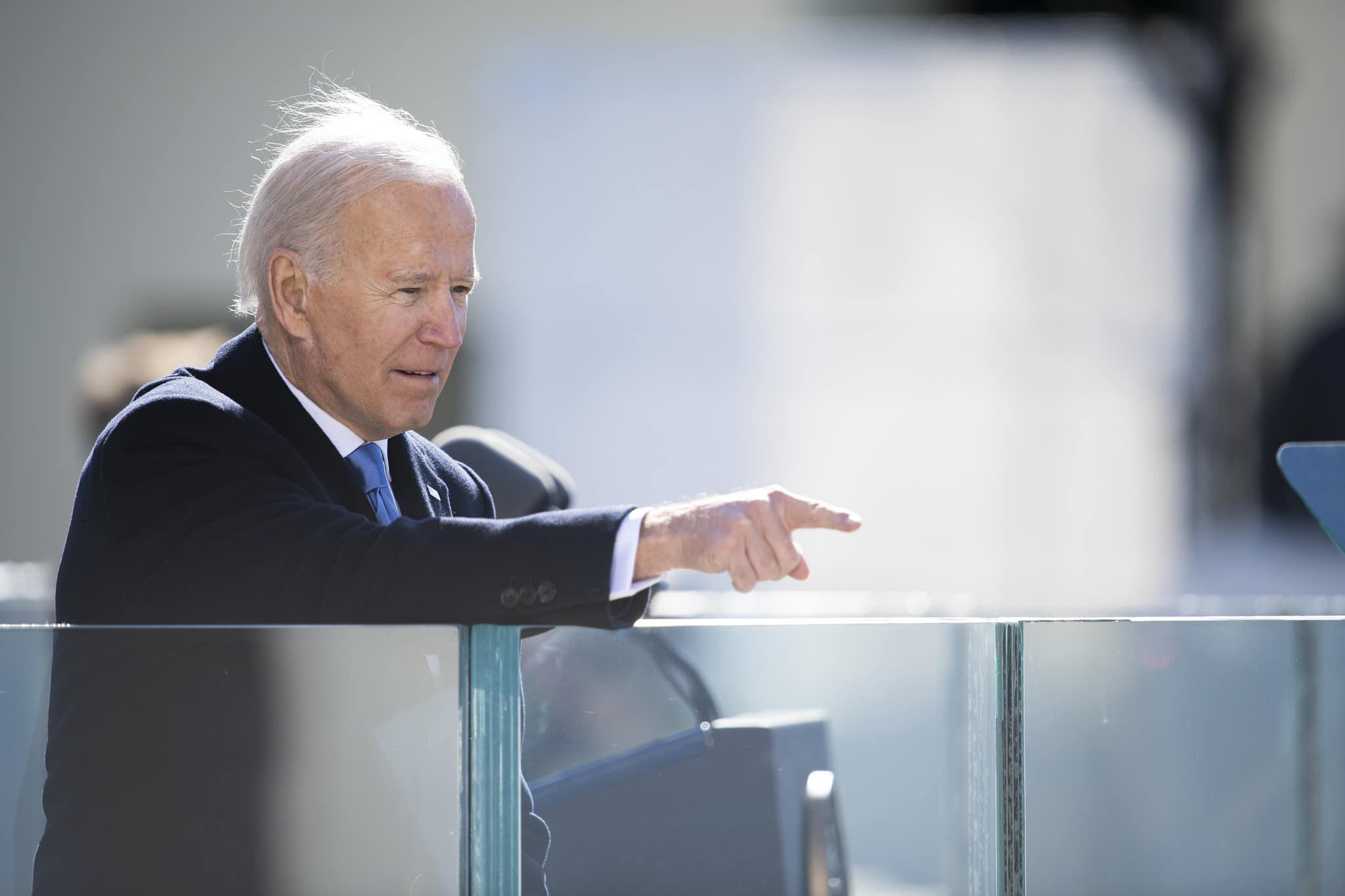 Biden revoga veto de Trump a imigrantes