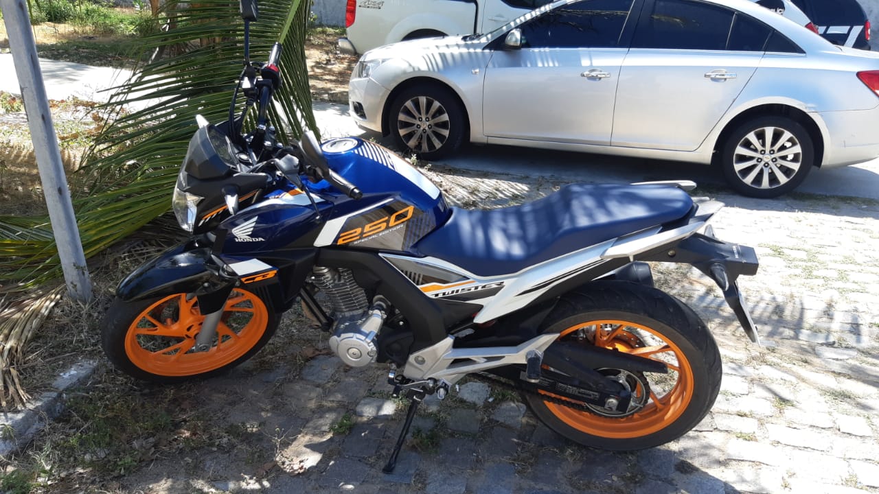 Polícia prende suspeitos e recupera moto roubada em Natal