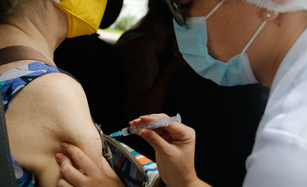 Ministério da Saúde informa que distribuiu vacina para 100% dos idosos em asilos