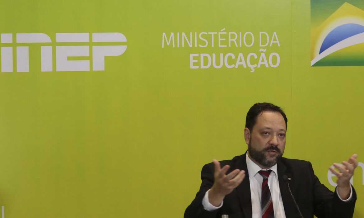 Dois dias após reaplicação do Enem, Bolsonaro demite presidente do Inep