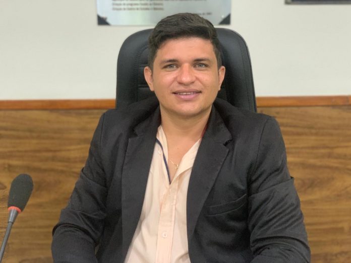 Enquanto colega da Câmara é intubado, vereador faz aglomeração no RN