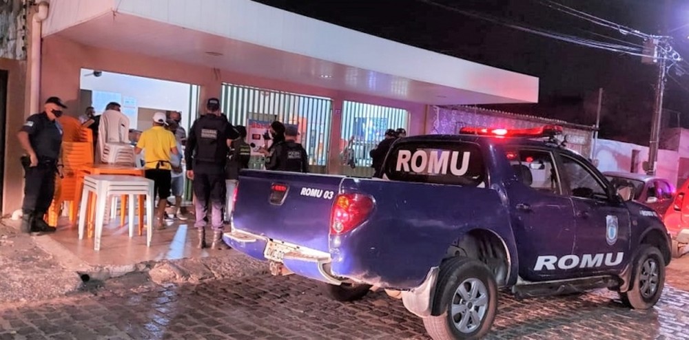 Clientes apagam luz e se escondem ao verem fiscais chegarem a bar em Natal