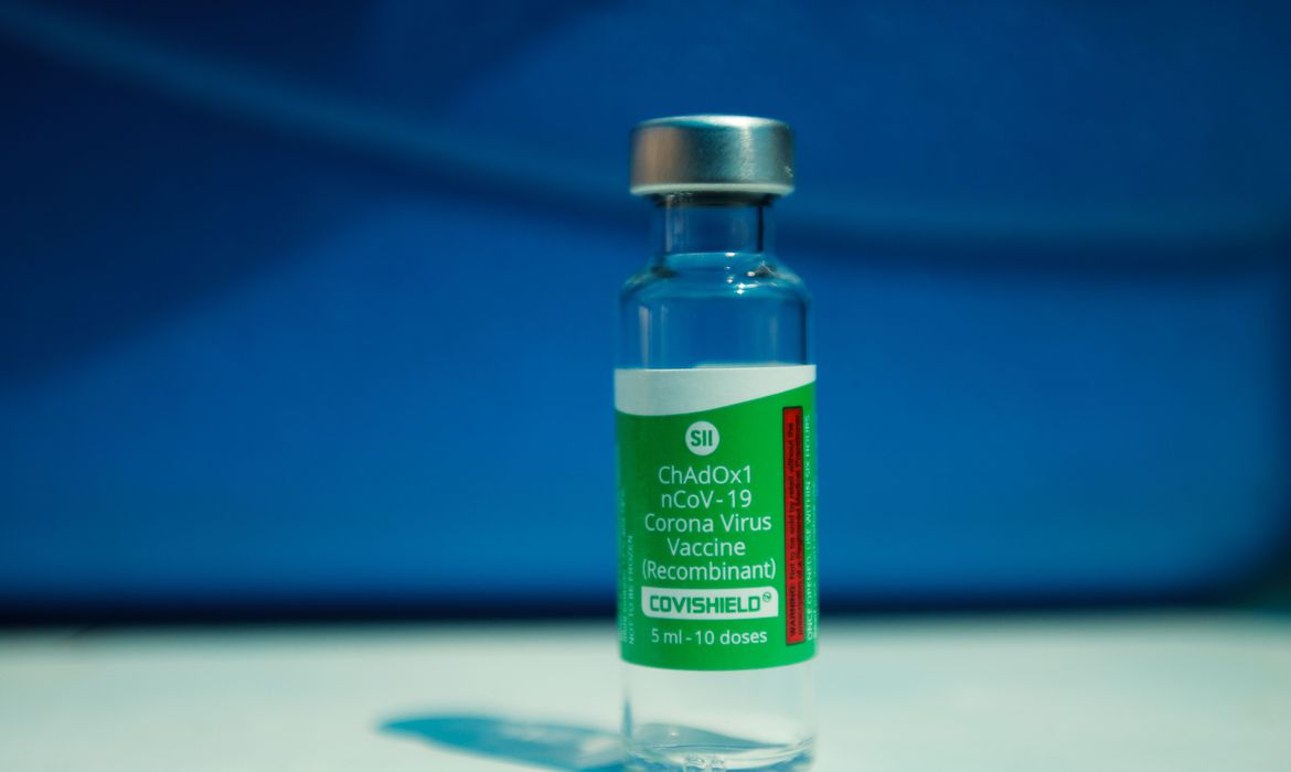 Fiocruz aguarda neste sábado insumo para 12 mi de doses da vacina de Oxford