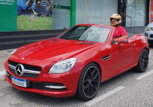 Homem realiza sonho de ter carro de luxo, 'não cabe' no veículo, e viraliza