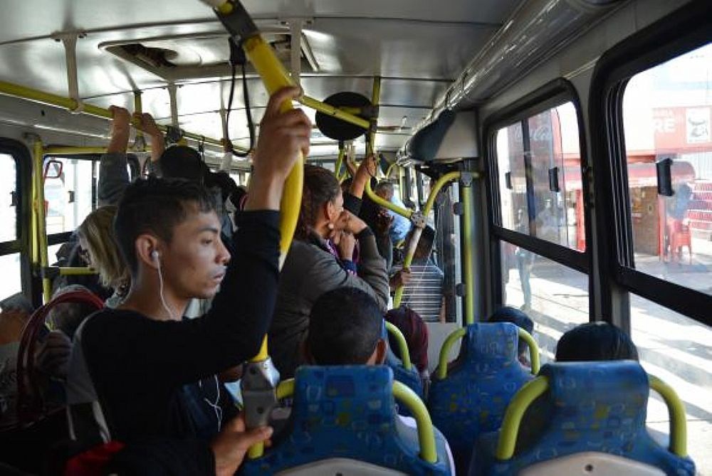 Prefeito manda fechar áreas comuns de condomínios e admite alterações nos ônibus