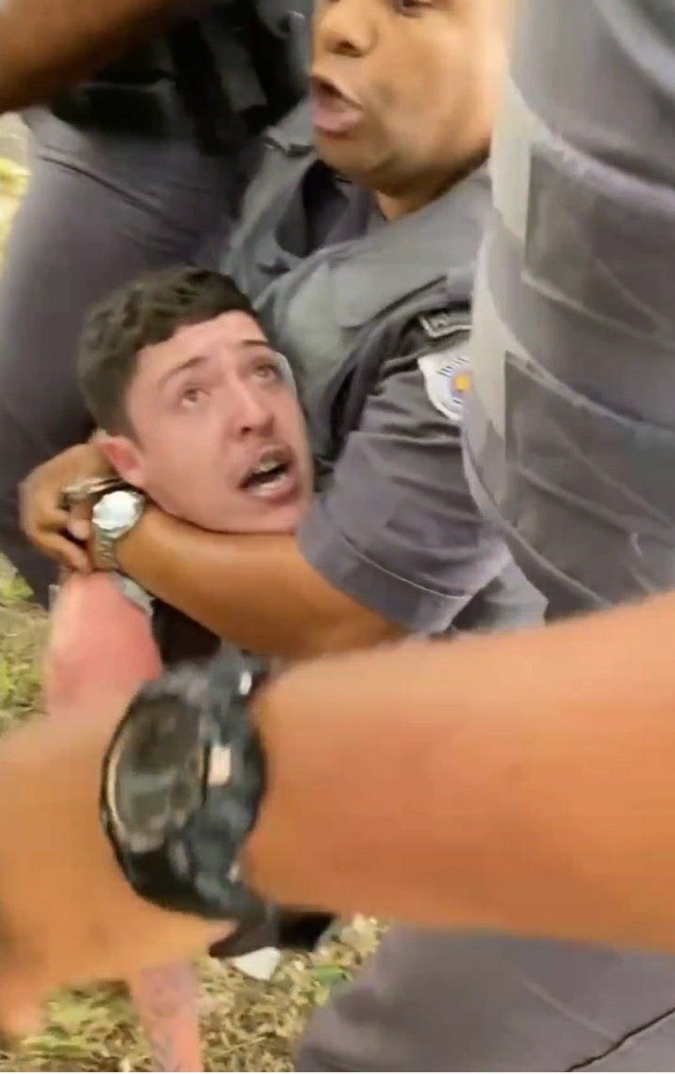 VÍDEO: Cantor é derrubado, recebe mata-leão e acaba preso em SP; assista