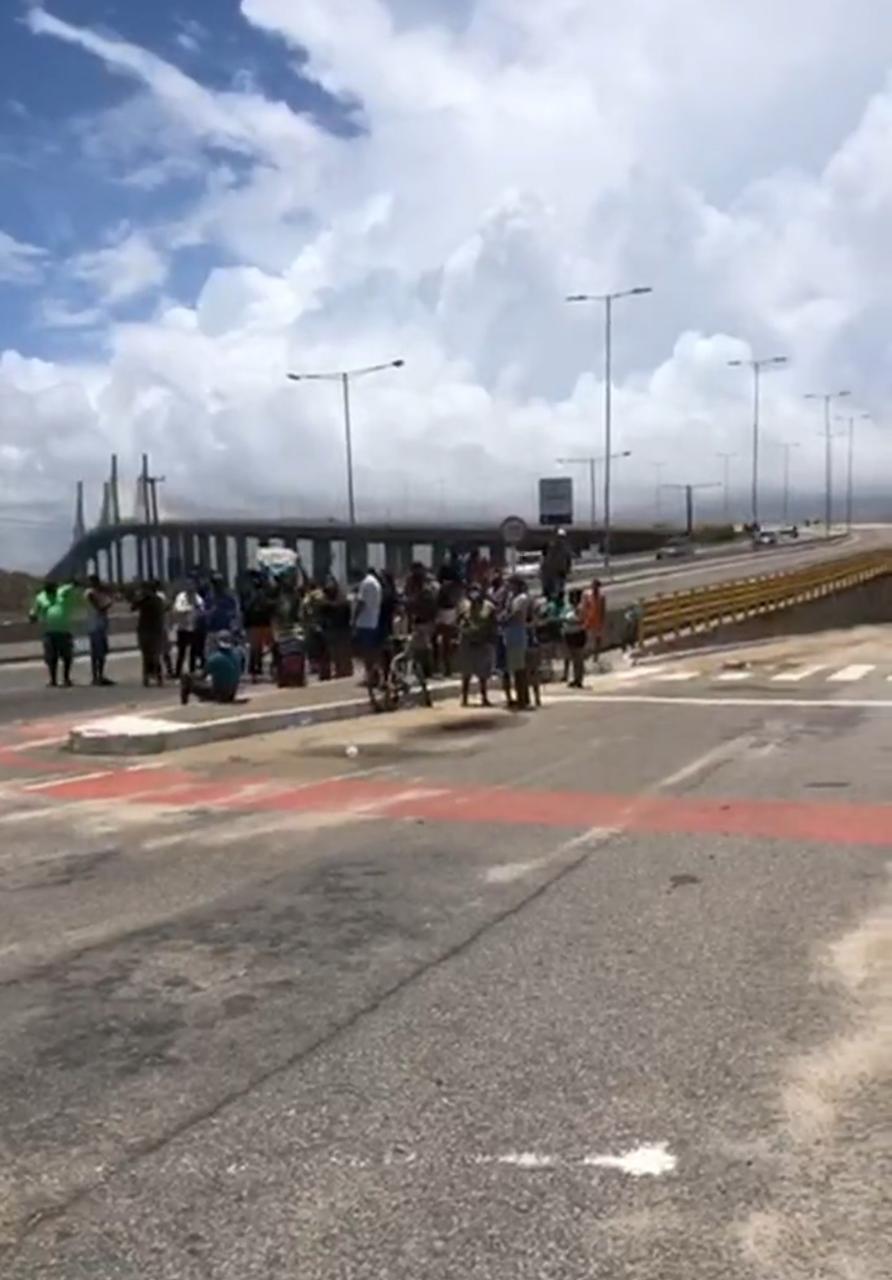 VÍDEO: Ambulantes protestam em Natal contra fechamento de praias; assista