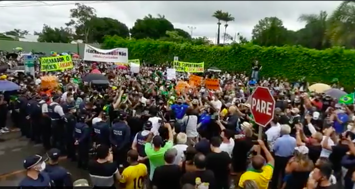 Contra lockdown, manifestantes protestam em frente à casa de governador do DF