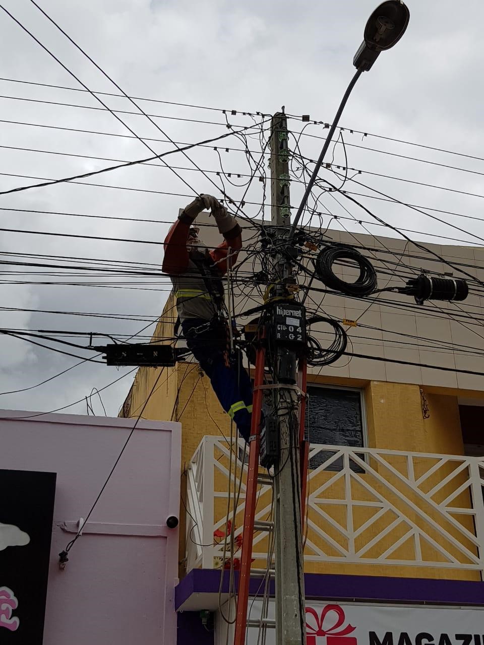 Cosern retira 31 kg de fios e cabos irregulares de internet e TV no RN