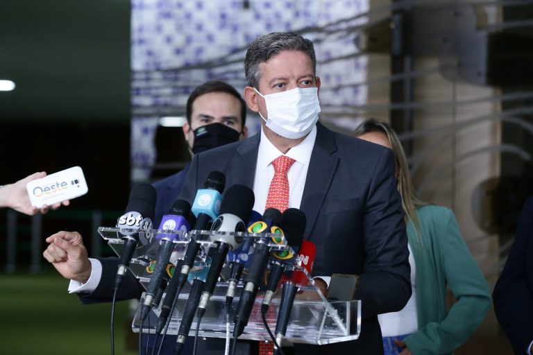 Lira anuncia que governo vai entregar 140 milhões de vacinas até maio