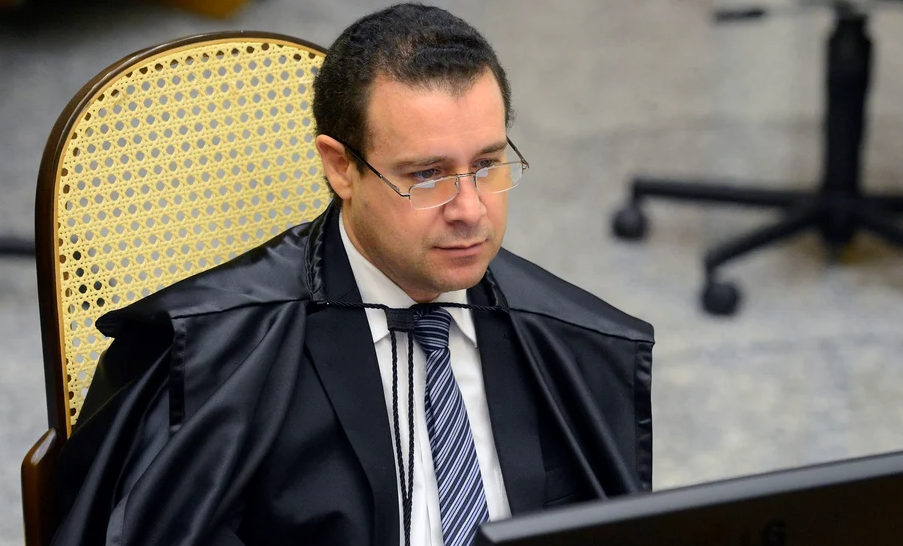Ministro do STJ anuncia aposentadoria durante sessão