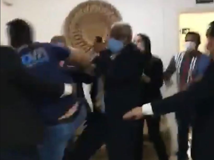 VÍDEO: Esposo de vereadora briga na câmara após criticas à sua mulher