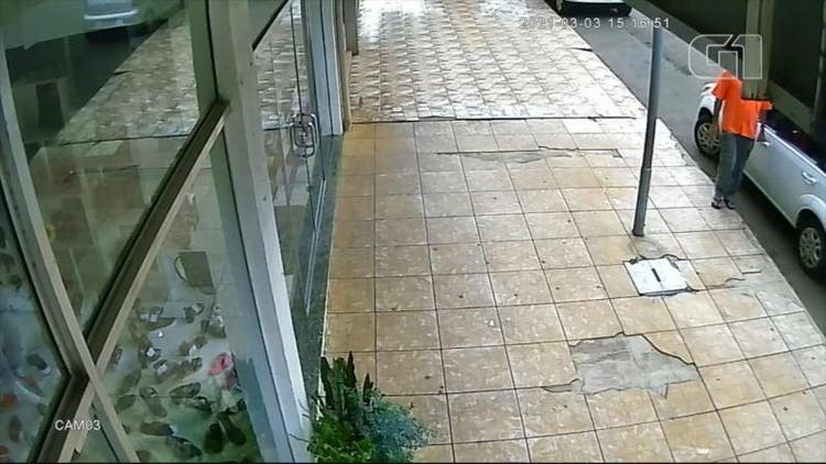 Homem com coronavírus é detido após passar mão em maçanetas de carros no RS