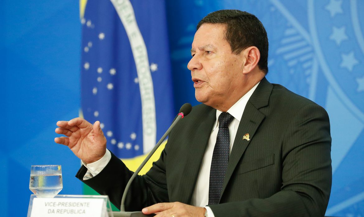 Mourão diz que governantes devem adotar lockdown se necessário
