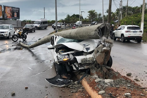 Poste cai em cima de carro na Via Costeira após colisão