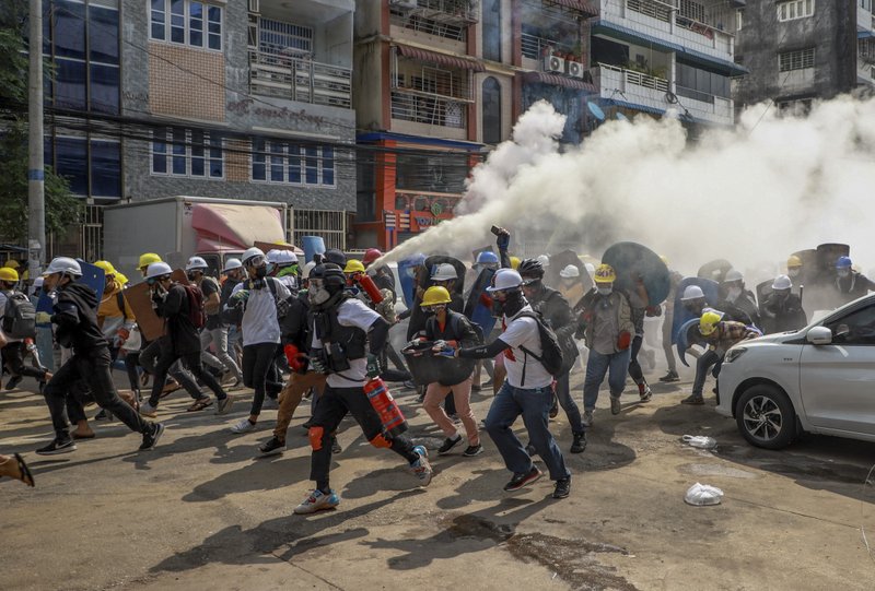 Policiais de Myanmar aderem a movimento de desobediência civil