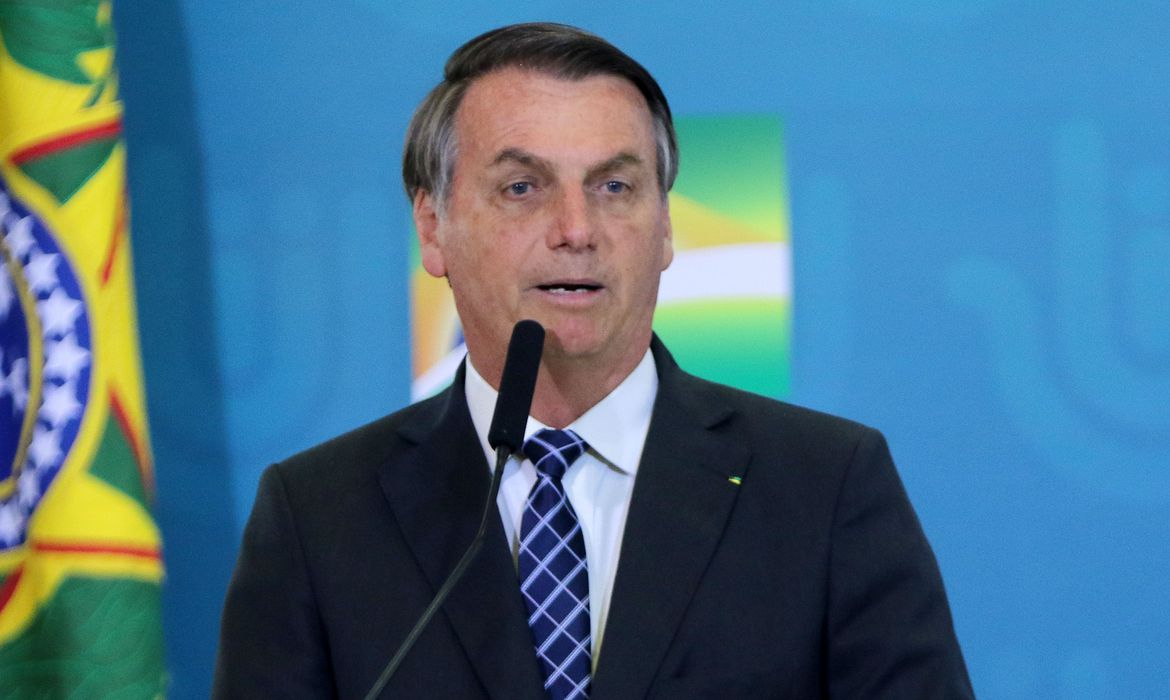 VÍDEO: Bolsonaro muda discurso e diz a apoiadores que pode tomar vacina