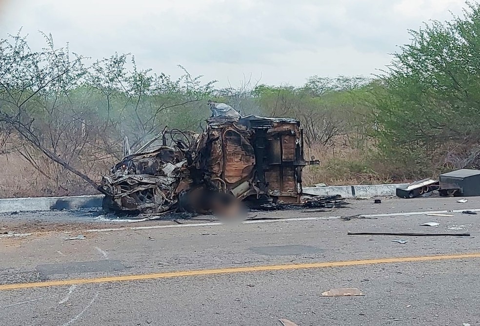 Motorista morre carbonizado após acidente entre três veículos no RN