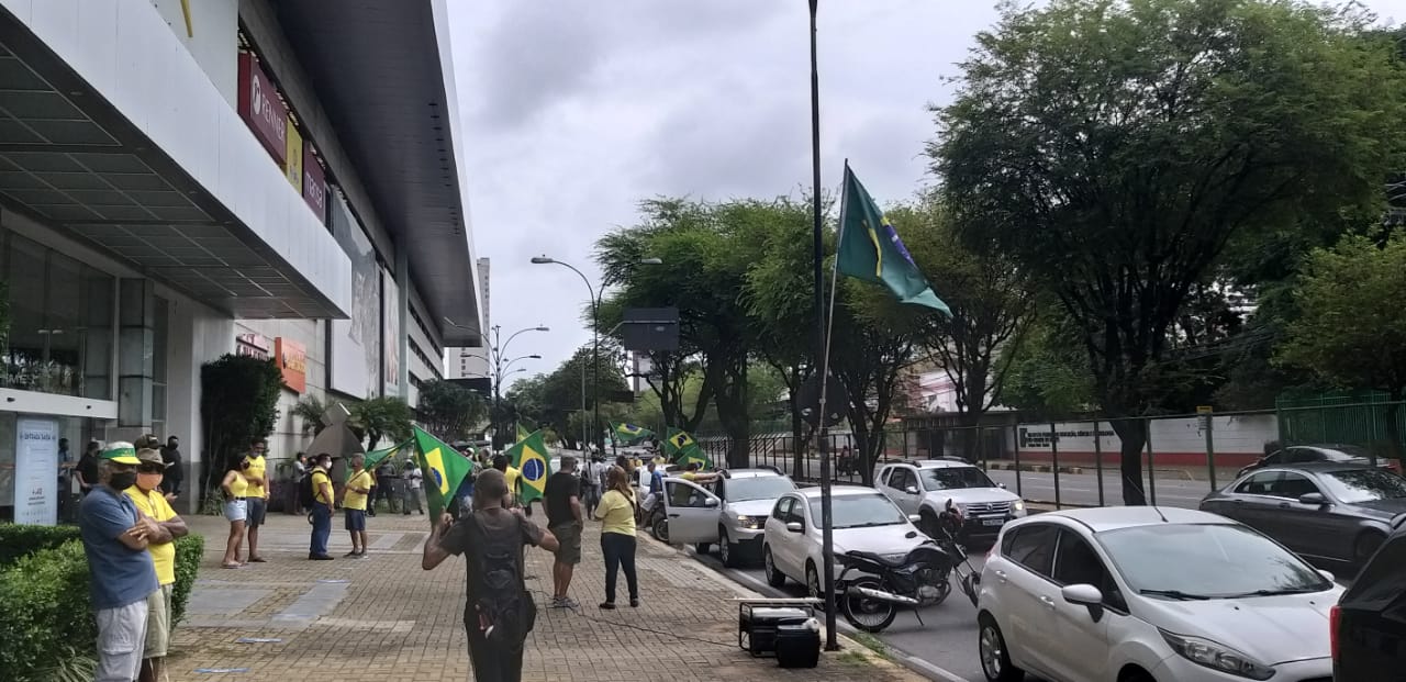 Manifestantes fazem carreata contra medidas de restrição em Natal