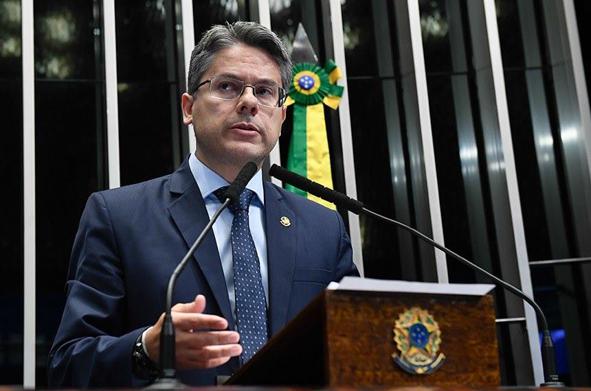 Mais um senador é internado com Covid-19 neste domingo