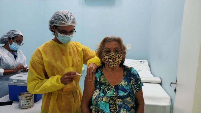 Natal inicia aplicação da 2ª dose de Coronavac para idosos com 90 anos e mais