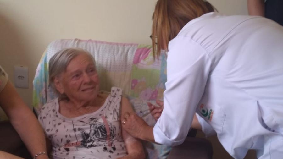 Mãe de Bolsonaro é vacinada com 2ª dose da CoronaVac