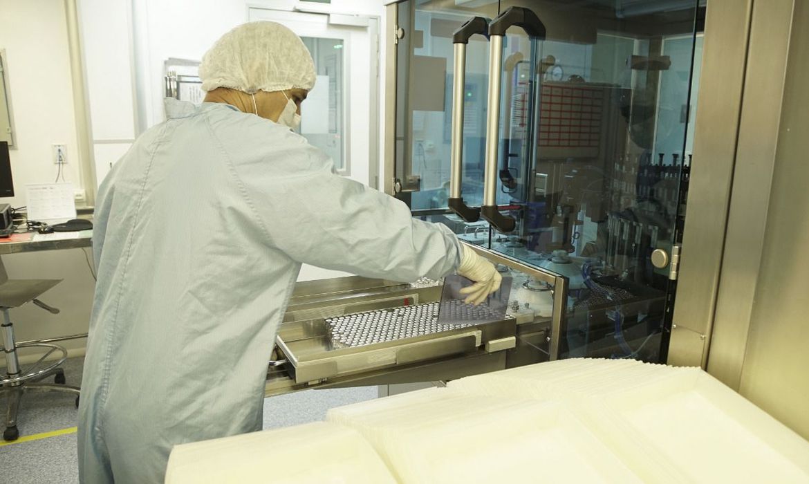 Fiocruz prevê produção de 1 milhão de vacinas por dia até final do mês