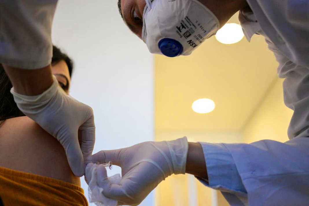 Anvisa e laboratório avaliam hoje uso emergencial da Covaxin