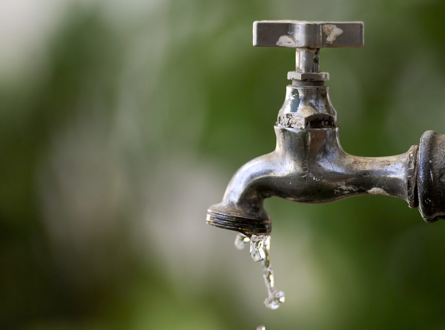 Vazamento de adutora afeta abastecimento de água em duas cidades do Seridó