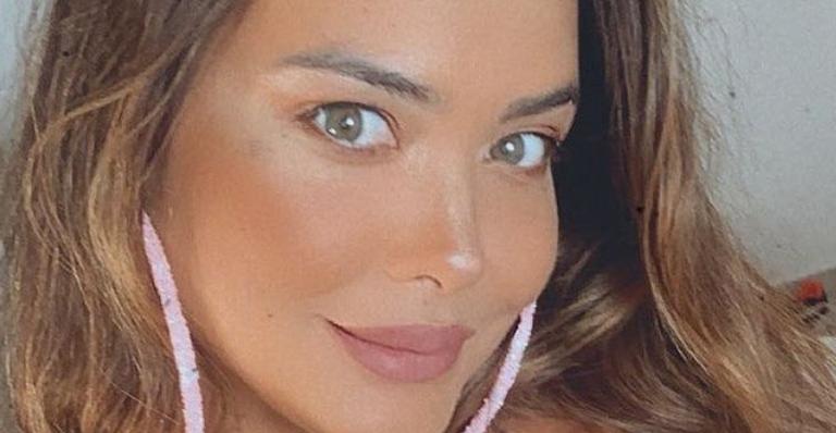 Em Pipa, Geisy Arruda posa de costas com biquíni fio dental minúsculo