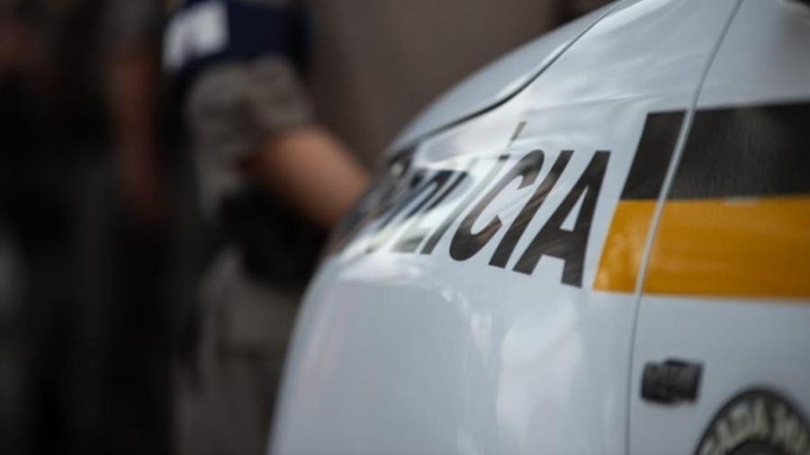 Mulher com covid-19 cospe em policiais durante fiscalização