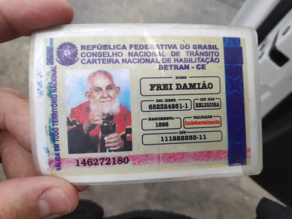 Idoso parado em blitz apresenta CNH de Padre Cícero e Frei Damião