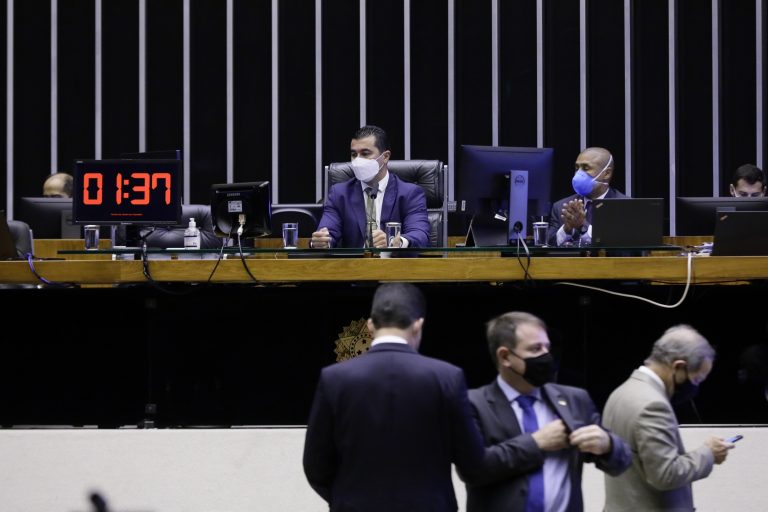 Câmara aprova fim de discussão e inicia votação de destaques da PEC Emergencial