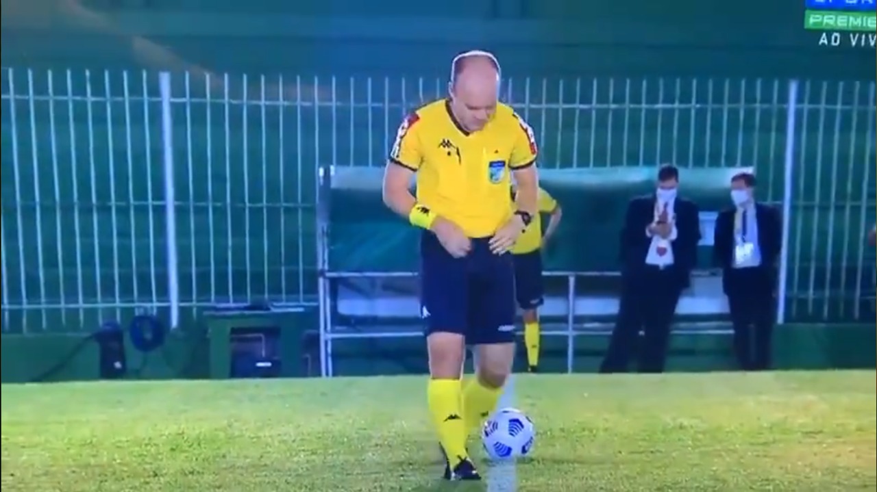 VÍDEO: Fez xixi? Árbitro de Boavista x Goiás intriga internautas; assista