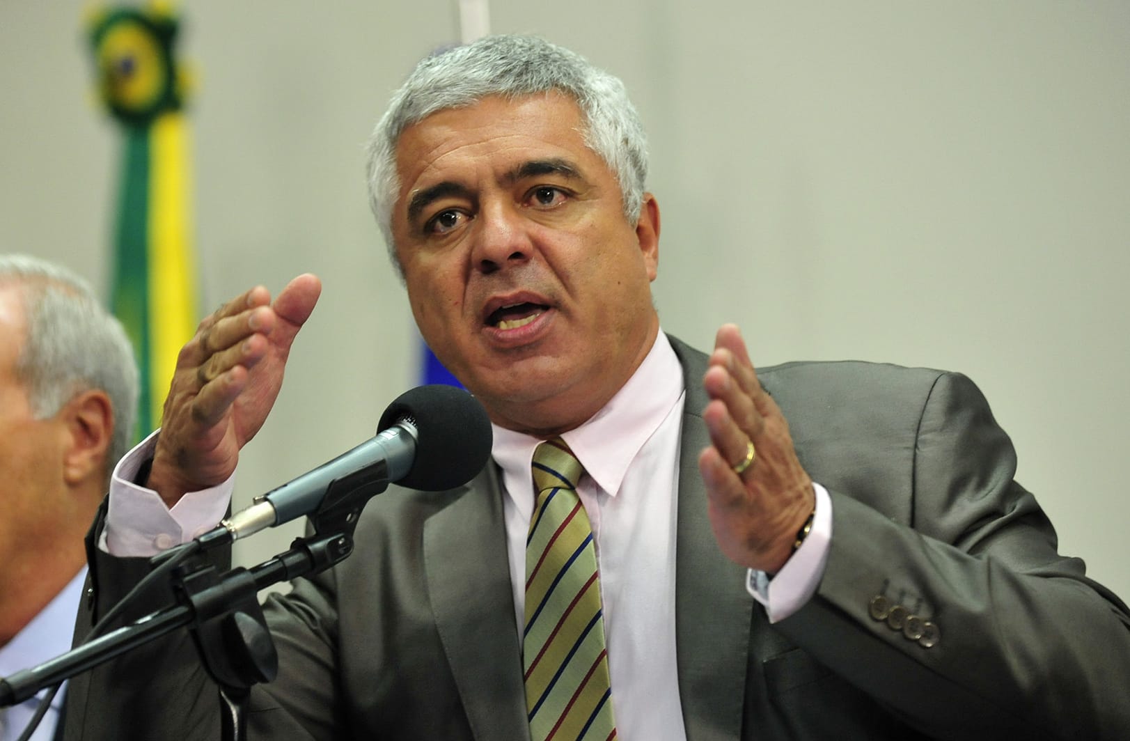 Com covid-19, senador é intubado e está em estado grave