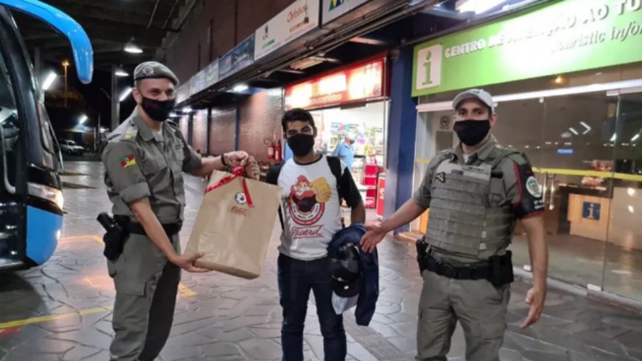 Mulher não aparece a encontro, e jovem fica três noites em rodoviária